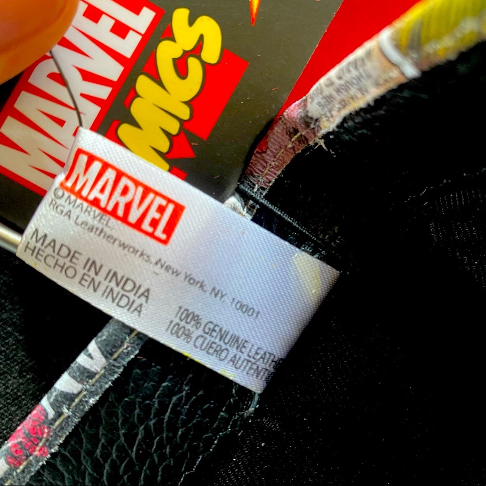 MARVEL Spider-Man trifold wallet and collector tin - Picture 11 of 11